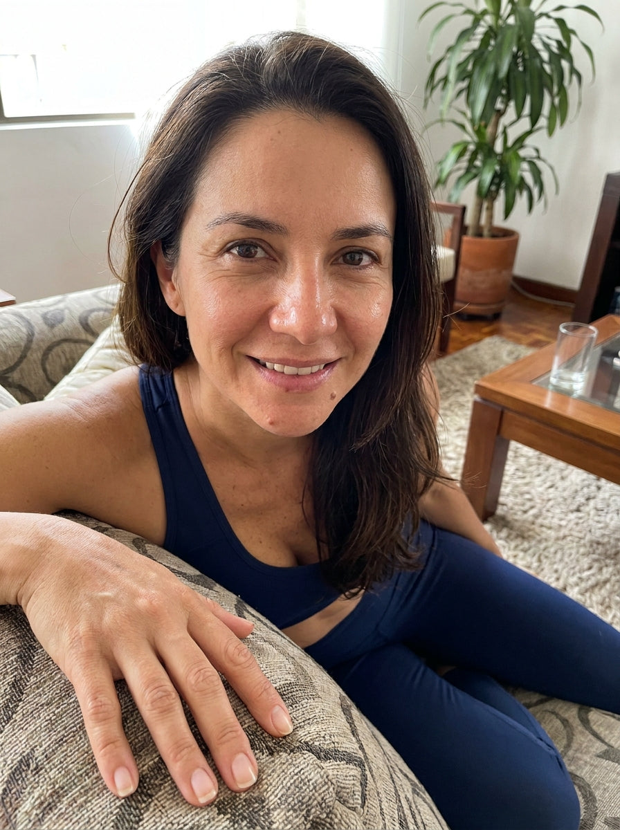 Mujer en su sala apoyada en el sofa