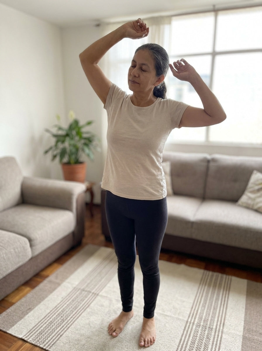 Mujer de 50 años estirándose en la sala por la mañana