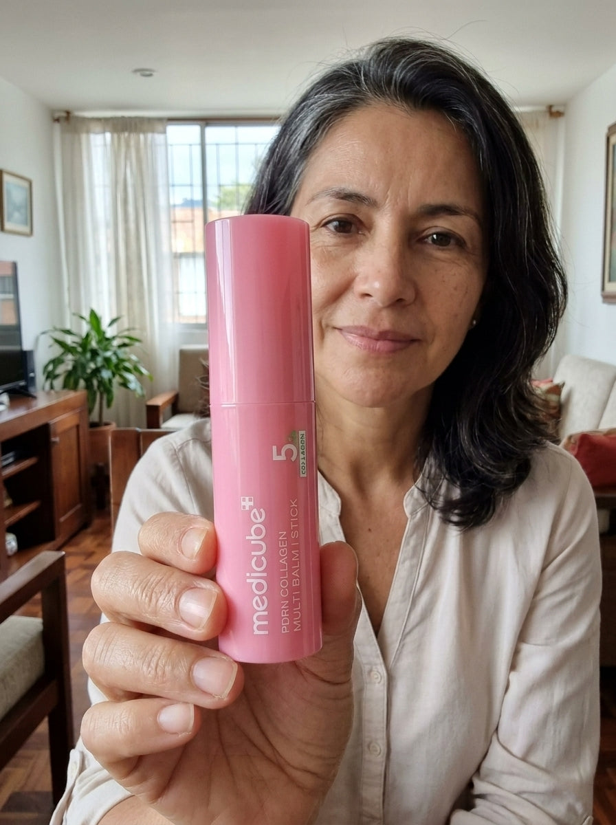 Mujer de 50 años sosteniendo el bálsamo Medicube en su sala