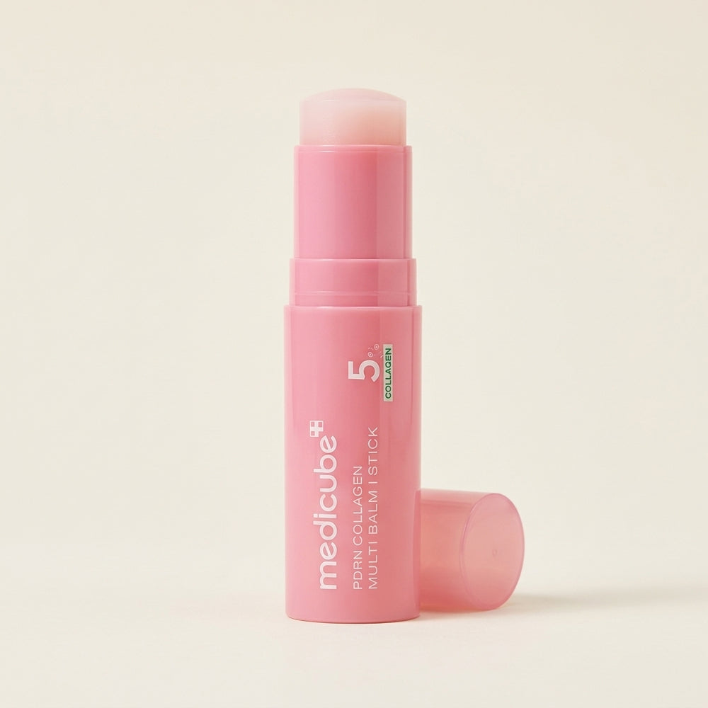 Medicube PDRN Collagen Multi Balm Stick sobre fondo marfil