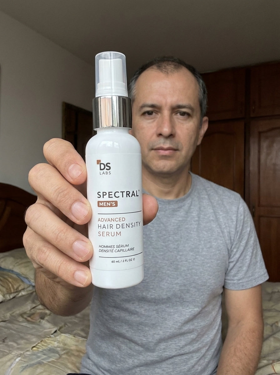 Hombre de 47 años sosteniendo el sérum Spectral Men's en su habitación